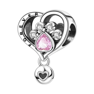 Dettaglio charm cuore con zampa in zircone rosa e incisione Forever in argento