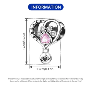 Dettaglio charm a cuore in argento con pietra rosa e misure di 1,6cm per 1,2cm