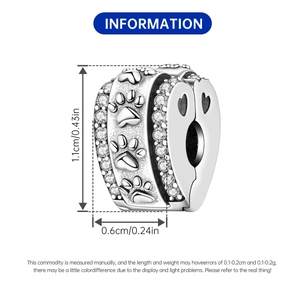 Dettaglio charm in argento con impronte e zirconi, dimensioni 1,1x0,6 cm
