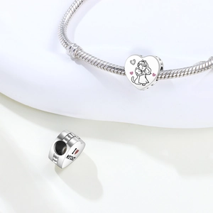 Dettaglio charm gatto argento con incisione cuore e testo I Love My Cat su bracciale