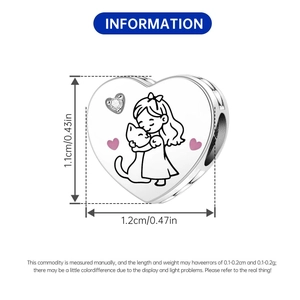 Dettaglio charm a cuore in argento con illustrazione di ragazza e gatto e cuore rosa