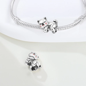 Dettaglio charm cane placcato argento su bracciale snake con carini dettagli in rosa