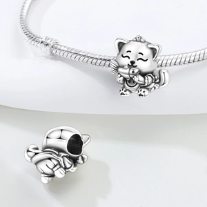 Dettaglio charm gatto in argento con pesciolino su catena per bracciali fai da te