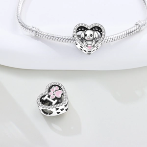 Dettaglio charm a cuore d'argento con impronta rosa e cucciolo per bracciale DIY