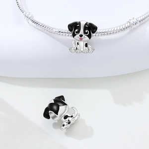 Vista macro di charm a forma di cane in argento con smalto nero su bracciale snake