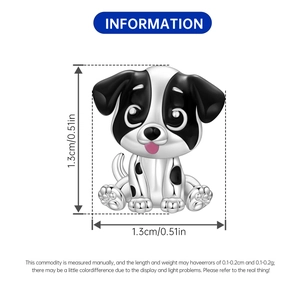 Dettaglio del ciondolo a forma di cane con dimensioni 1,3 cm x 1,3 cm in smalto bianco e nero