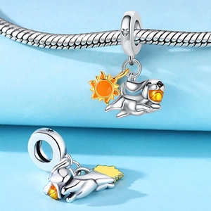 Detalle de dije de cachorro plateado con esmalte en una pulsera de cadena serpiente