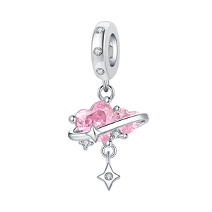 Détail de breloque cristal rose en forme de cœur avec pendentif étoile argenté