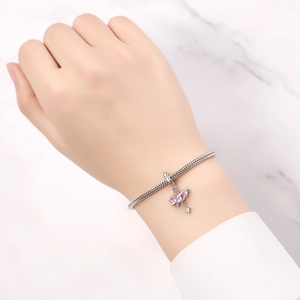 Détail du bracelet chaîne serpent en argent avec charm Saturne rose et petite étoile