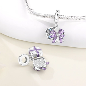 Détail du charm en argent avec boîte cadeau violette ouvrable et pendentif étoilé
