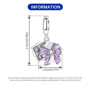 Dimensions détaillées du pendentif boîte cadeau argentée avec nœud violet et cristaux