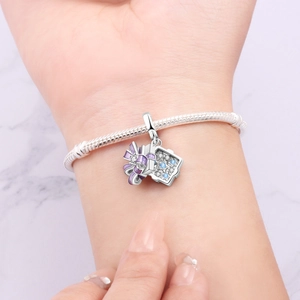 Bracelet à maille serpent argenté avec pendentif boîte cadeau et zircons bleus