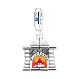 Détail du charm cheminée en argent avec flammes en émail coloré et pierre bleue