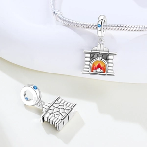 Détail du pendentif cheminée en argent avec feu émaillé et pierre zircon bleue