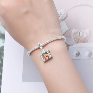 Bracelet à chaîne serpent argentée avec breloque cheminée colorée et détail zircon bleu
