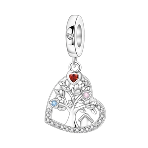 Détail du charm cœur en argent avec pierres colorées et motif arbre de vie