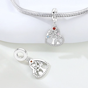 Détail macro du charm cœur arbre de vie en argent avec gemmes colorées pour bracelet