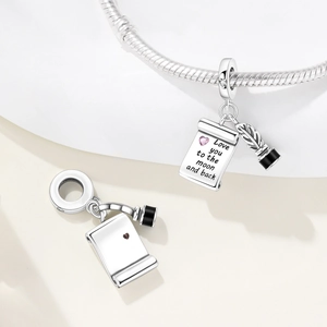 Détail de pendentif en argent gravé Love you to the moon and back avec cœur rose et plume