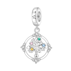 Vue détaillée du charm Arbre de Vie en argent avec pierres colorées et cristaux clairs