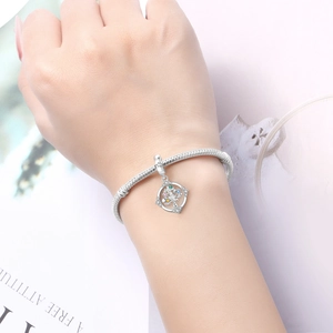 Vue détaillée d'un bracelet en argent avec pendentif arbre de vie coloré porté au poignet