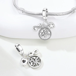 Détail du charm Arbre de Vie argenté avec symbole infini et cristal de cœur sur chaîne serpent