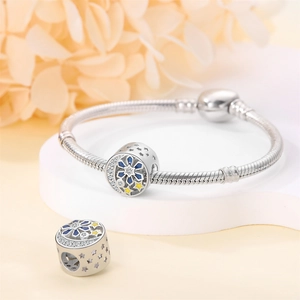 Detaillierte Makroansicht vom Silber-Schlangenarmband mit blauen Emaille-Anhängern