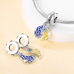 Silberne Charm-Perlen mit blauem Emaille-Sonne-Mond-Motiv und funkelnden Zirkonen