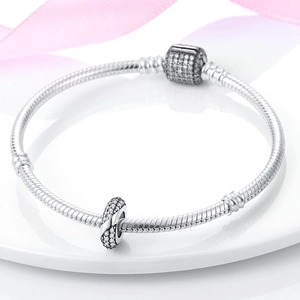 Nahaufnahme von Schlangenarmband in Silber mit funkelnden pavé-besetzten Zirkonia-Perlen