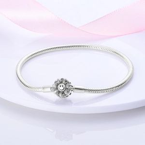 Bracciale a catena serpente d'argento con chiusura a girasole sorridente su base bianca