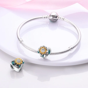 Detalle de pulsera de cadena de serpiente con dijes de girasol de corazón y esmalte amarillo