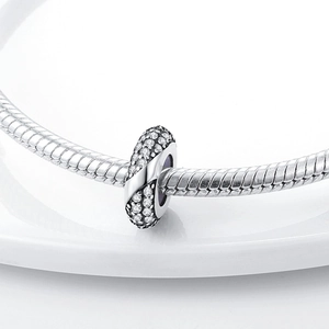 Makroaufnahme einer Pavé-Zirkonia-Perle mit S925-Silber-Finish auf Schlangenkette