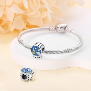 Nahaufnahme des S925 Silberarmbands mit blauem Emaille-Weihnachtsbaum und Sternenmotiven