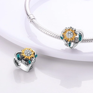 Primer plano de charm corazón girasol en plata con pétalos amarillos y circonitas blancas