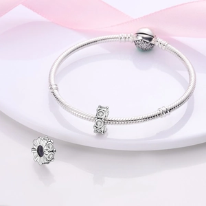 Nahaufnahme von S925 versilbertem Schlangenarmband mit funkelnden Zirkonia-Anhängern