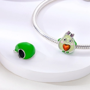Foto macro de colgante de aguacate en plata S925 con esmalte verde y lazo de circón