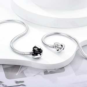Dettaglio del bracciale a maglia snake con chiusura a cuore e incisione Believe in argento