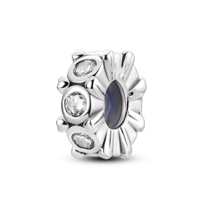 Detail der S925 Silber-Zwischenperle mit drei runden Zirkoniasteinen für DIY-Schmuck