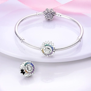 Detailansicht eines S925-Silber-Sonnenanhängers mit Regenbogensteinen auf Schlangenarmband