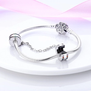Details des Schlangenarmbands aus Silber mit Verschlussmechanismus und Pfotenanhänger