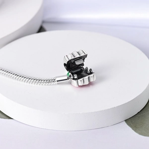 Dettaglio del bracciale a catena serpente in argento 925 con chiusura in smalto rosa