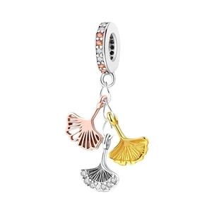 Colgante de hoja de ginkgo tricolor con baño de plata, oro y oro rosa y circonitas claras