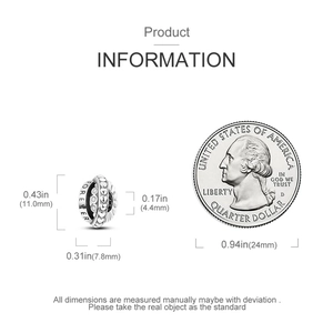 Detailansicht eines Silber-Charms mit Forever-Gravur und pavégefassten Zirkoniasteinen