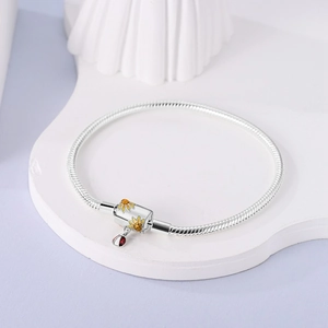 Bracciale a catena serpente in argento con chiusura a girasole e ciondolo a coccinella