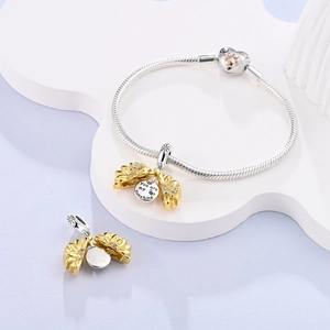 Detalle del cierre de corazón pulsera serpiente S925 y colgante girasol con grabado