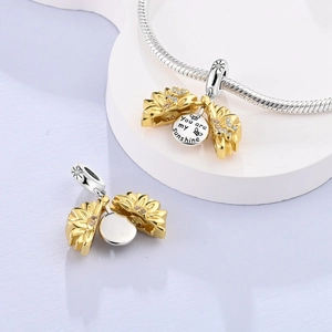 Colgante de girasol con grabado you are my sunshine y detalle de abeja en cadena de plata