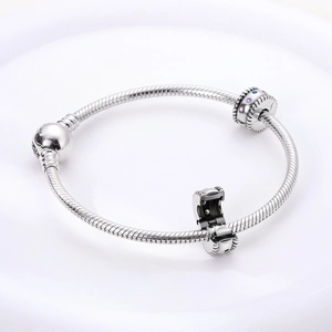 Detailaufnahme von Schlangen-Gliederarmband mit offenem Verschluss und lila Kristall
