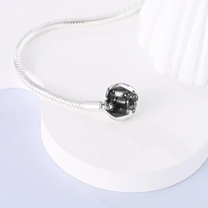 Dettaglio del bracciale a catena serpente in argento con chiusura in gemma viola