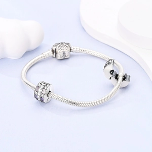 Silbernes Schlangenarmband mit Pfotenabdruck und lila Zirkonia-Abstandshalter
