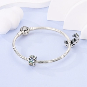 Makro-Detail von S925 Silber Schlangenarmband mit Regenbogen-Zirkonia-Anhänger