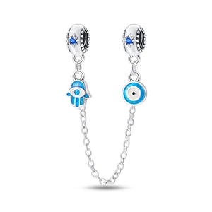 Details der silbernen Sicherheitskette mit blauem Hamsa-Hand und Evil Eye-Anhänger